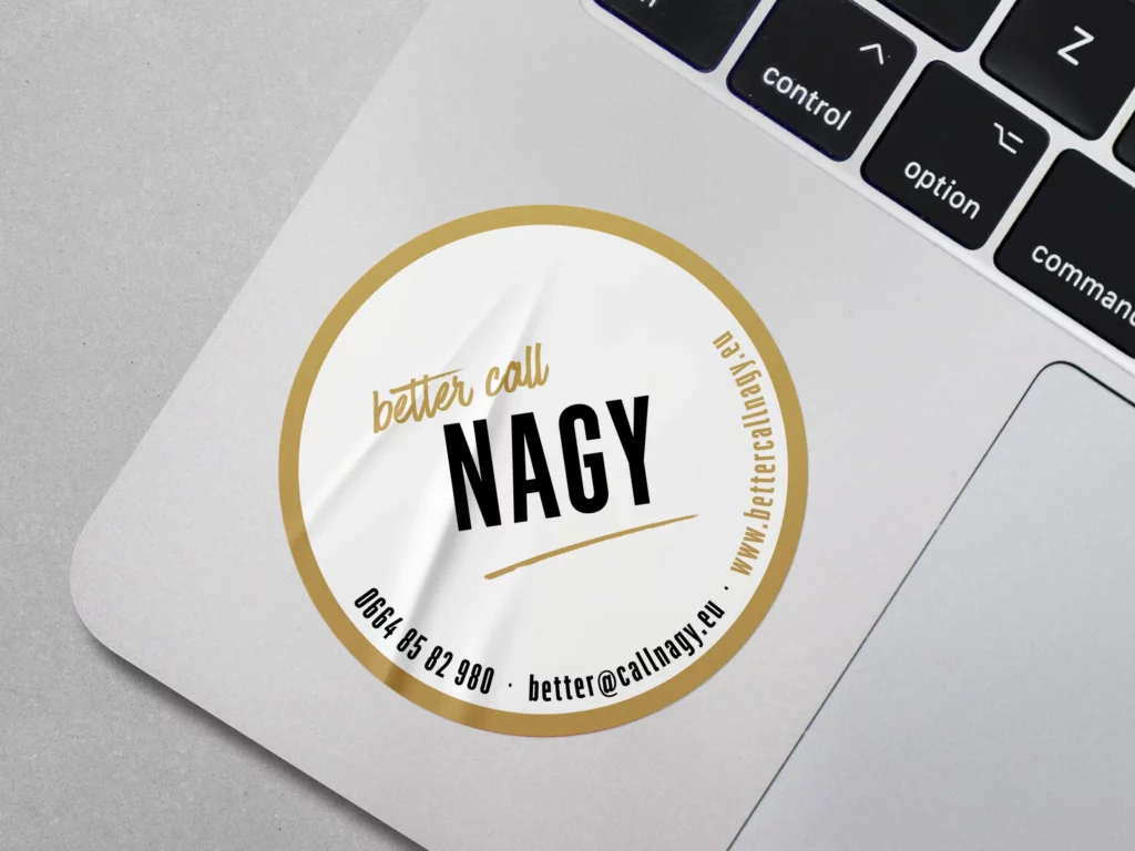 Corporate Design für Better Call Nagy mit rundem Logo-Sticker in Gold und Schwarz auf einem Laptop